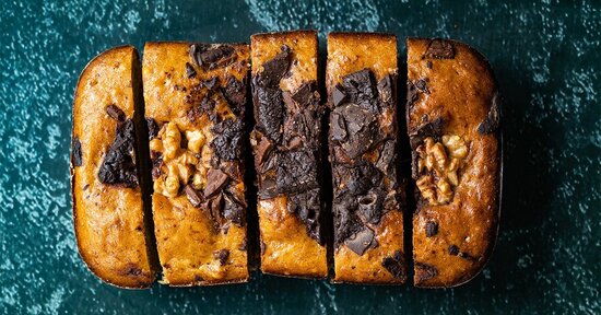 Plumcake light allo yogurt ripieno di crema di nocciola al cioccolato senza zucchero