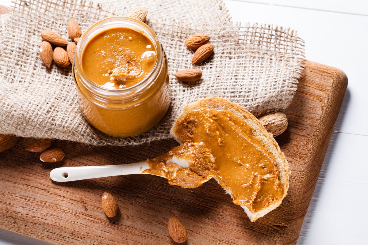 Crema di mandorle spalmata