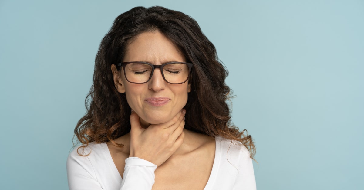 Il reflusso gastroesofageo può provocare mal di gola, bocca amara e bruciore al petto