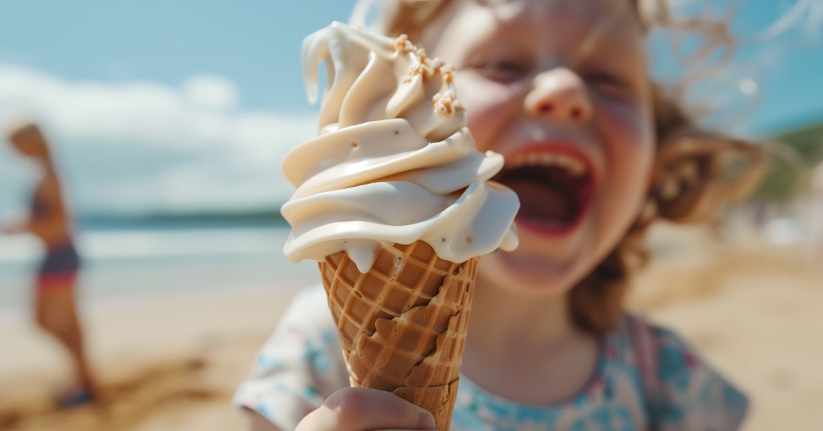Bambina al mare con cono gelato, cibo processato