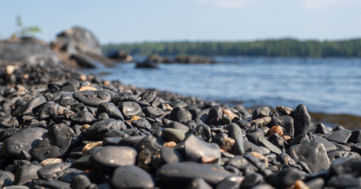 Pietre di shungite sulle rive del lagoOnega in Carelia